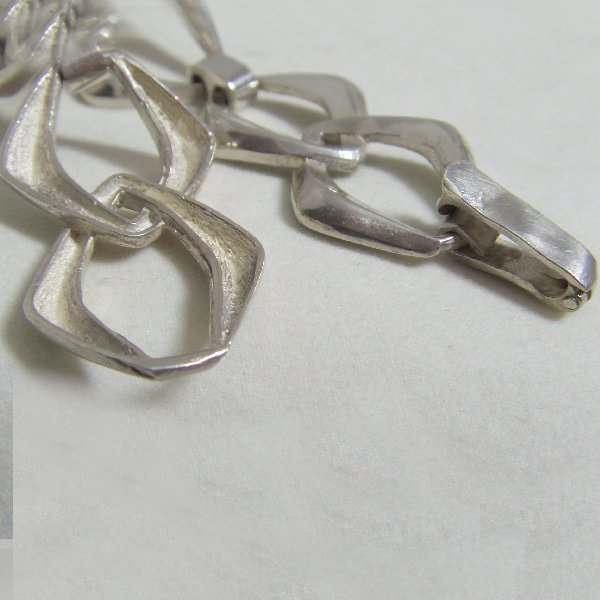 (b1266)Silver bracelet in rhombus style.